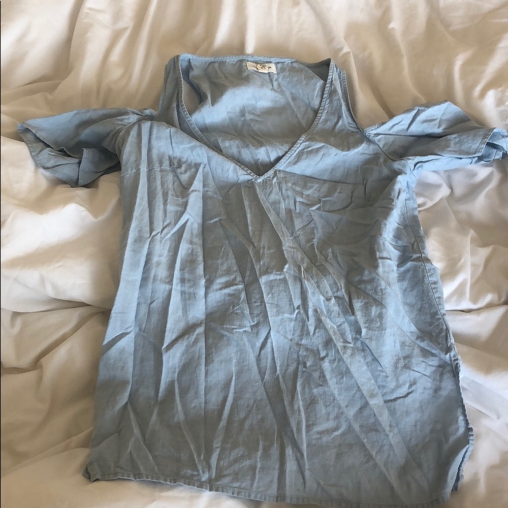 Shoulder cutout top